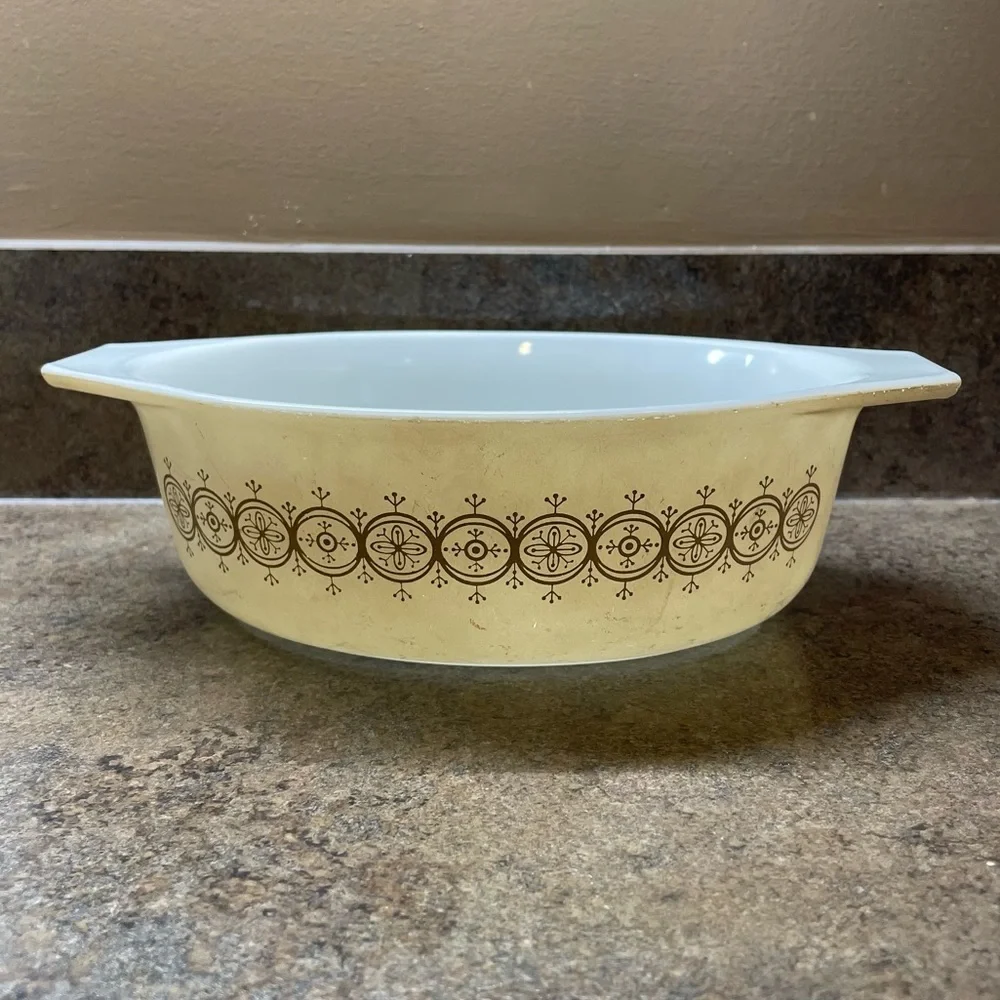 Pyrex Vintage Olive Medallion 043 1 1/2 Quart Bakeware